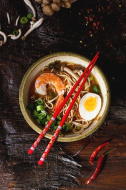 Karides ile Asya çorba ramen