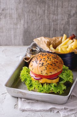 Ev yapımı hamburger patates kızartması ile