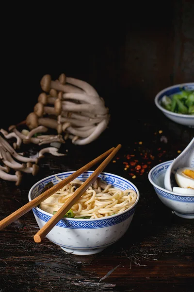 Asiatische Suppe Ramen mit Feta-Käse — Stockfoto