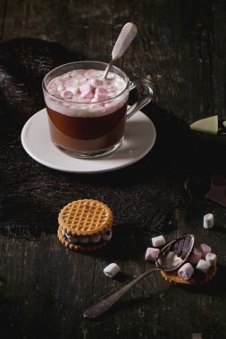 Şekerlemeli sıcak çikolata.