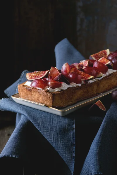 Tarta con uvas e higos — Foto de Stock