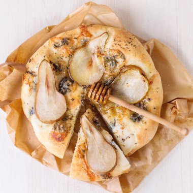 Armut ve Gorgonzola ile pizza.