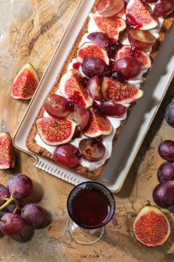 Üzüm ve incir ile tart