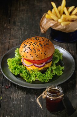Ev yapımı hamburger patates kızartması ile