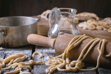 Taze ev yapımı makarna pici