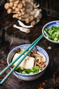 Asya çorba ramen beyaz peynir ile