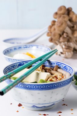 Asya çorba ramen beyaz peynir ile
