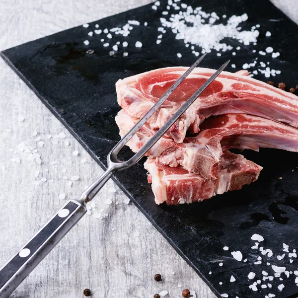 Costolette di agnello crudo — Foto Stock