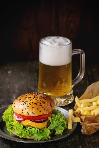 Hamburguesa casera con cerveza y patatas — Foto de Stock