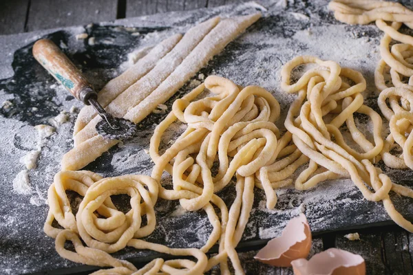 Färsk hemlagad pasta pici — Stockfoto