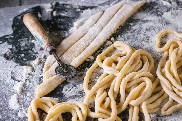 Färsk hemlagad pasta pici — Stockfoto