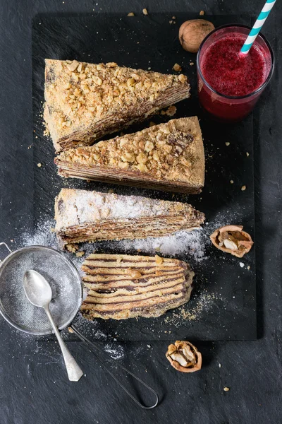 Torta di miele fatta in casa affettata — Foto Stock