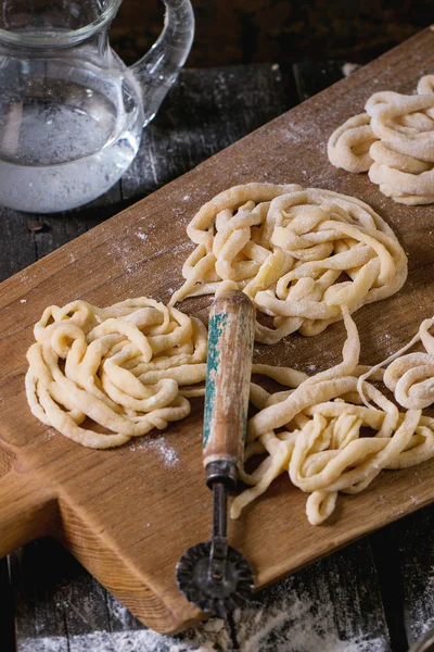 Färsk hemlagad pasta pici — Stockfoto