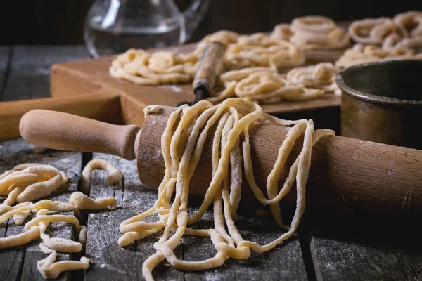 Färsk hemlagad pasta pici — Stockfoto