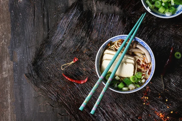 Азиатский суп-рамен с сыром фета — стоковое фото