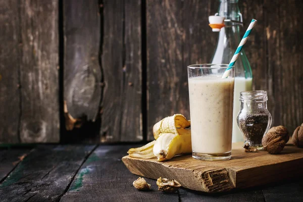 Молочный коктейль с бананом — стоковое фото