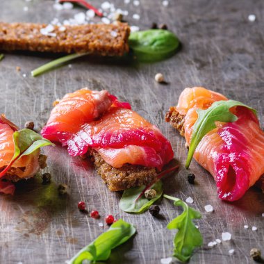 Pancar ile tuzlanmış somon 