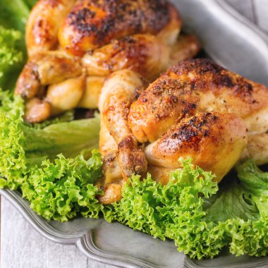 Bütün ızgara mini tavuk