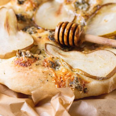 Armut ve Gorgonzola ile pizza.