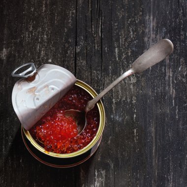 Kırmızı havyar ile kalay