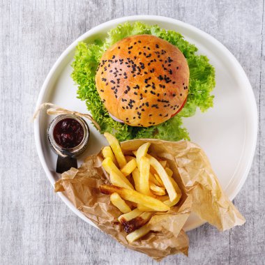 Ev yapımı hamburger patates kızartması ile