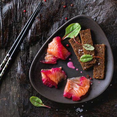 Pancar ile tuzlanmış somon 