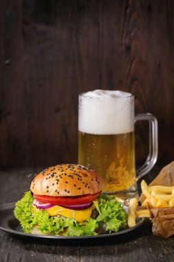 Ev yapımı hamburger bira ve patates ile