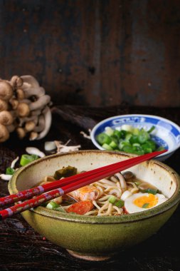 Karides ile Asya çorba ramen