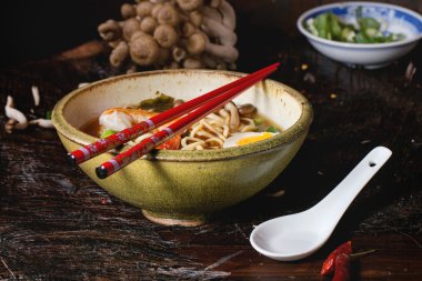 Karides ile Asya çorba ramen