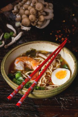 Karides ile Asya çorba ramen