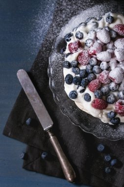 Pavlova tatlı taze çilek ile