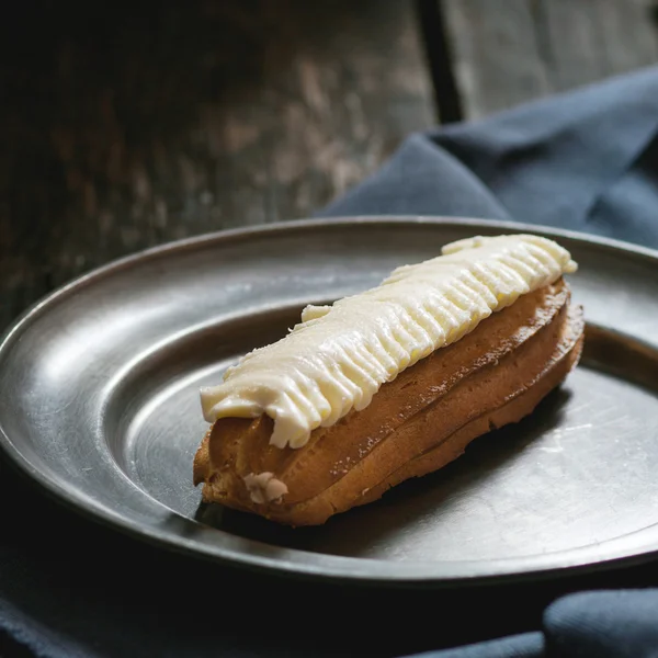 Eclair i metallplattan — Stockfoto