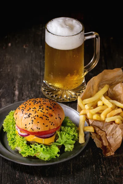 Hamburguesa casera con cerveza y patatas — Foto de Stock