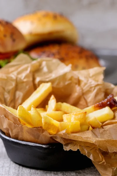 Papas fritas con hamburguesa — Foto de Stock