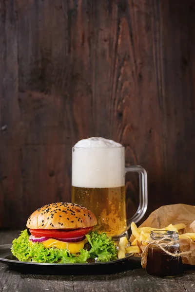 Hamburguesa casera con cerveza y patatas — Foto de Stock