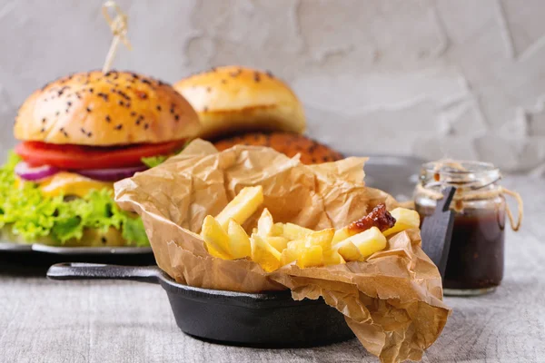 Pommes mit Hamburger — Stockfoto