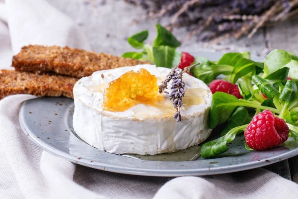 Goat cheese with honey and raspberries — Stock Photo, Image