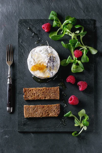 Queso de cabra con miel y frambuesas — Foto de Stock