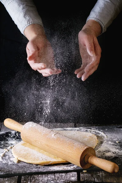Massa de farinha enrolada — Fotografia de Stock