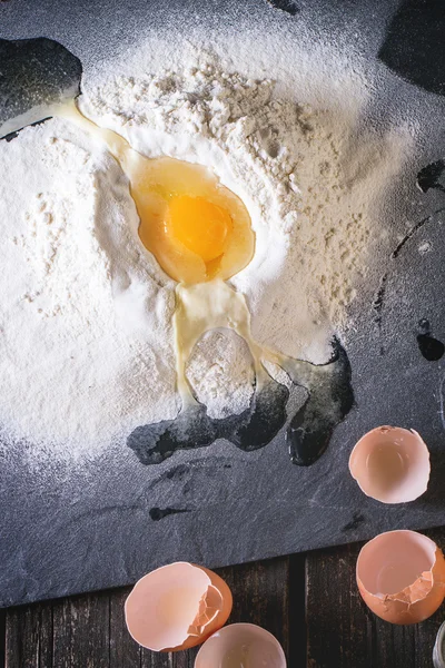 面粉和鸡蛋 — 图库照片