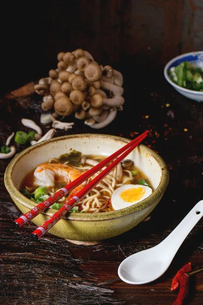 Ramen de soupe asiatique aux crevettes — Photo