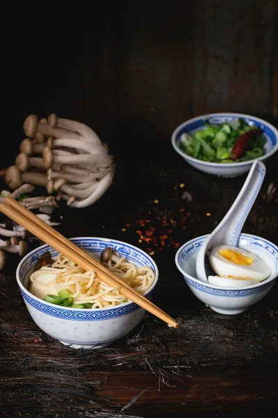 Asiatische Suppe Ramen mit Feta-Käse — Stockfoto