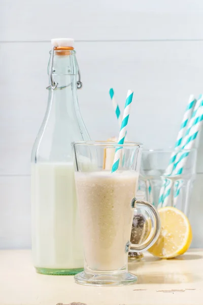 Batido de plátano con leche — Foto de Stock