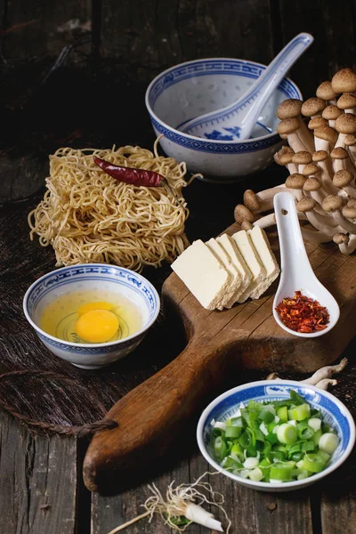 Ингредиенты для азиатского рамена супа — стоковое фото