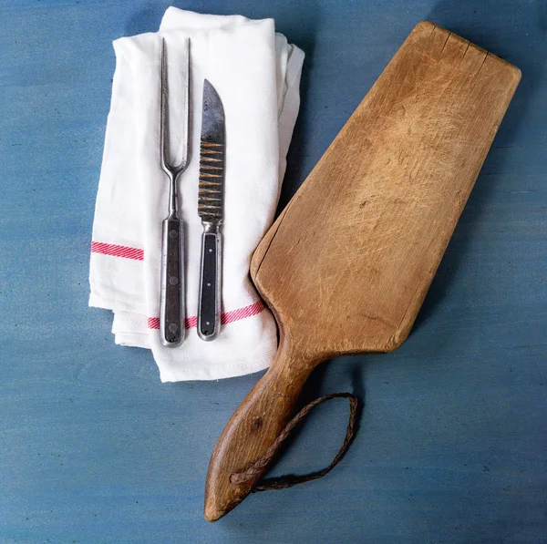 Empty chopping board with cutlery — Stockfoto