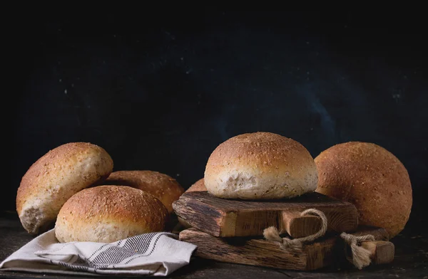 Petits pains entiers frais cuits au four — Photo