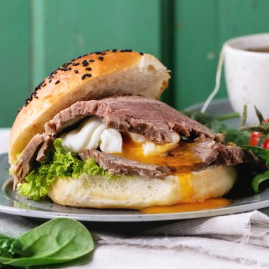 Et ve yumurta ile sandviç