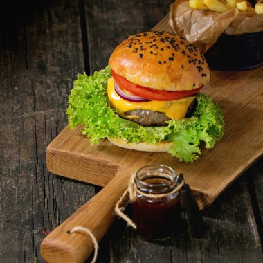 Ev yapımı hamburger patates kızartması ile