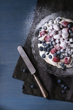 Pavlova tatlı taze çilek ile