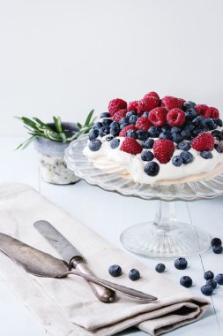 Pavlova tatlı taze çilek ile